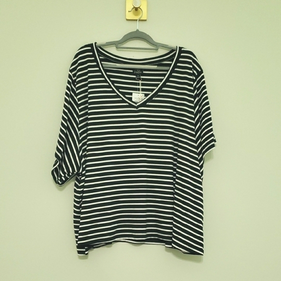 Oak & Trellis Tops - Plus Size NWT Women's Boxy Top 4X Black White Striped V-neck Casual Relaxed New